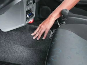 Limpeza de Tapetes e Carpetes: Métodos para remover sujeira e manchas dos tapetes e carpetes do veículo, preservação do automóvel.